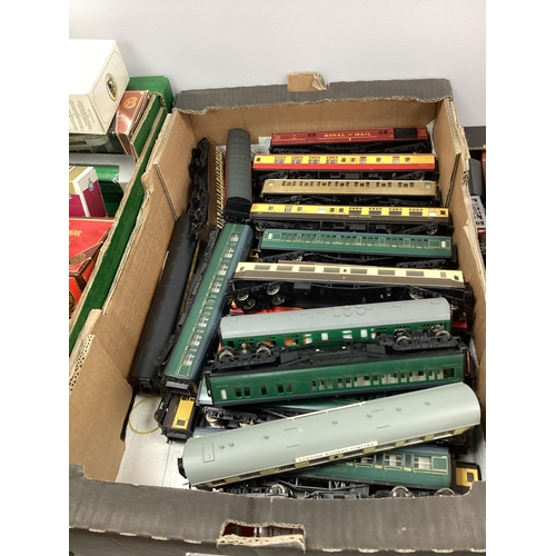 35 - OO gauge coaches including Tti-ang, Airfix etc, loose, playworn, approx. 30