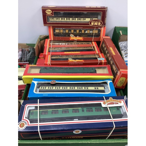 39 - OO gauge coaches from Hornby, Airfix, Bachmann etc, boxed, approx. 20