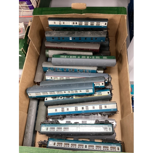 62 - OO gauge coaches, various makers, loose, playworn, approx. 35