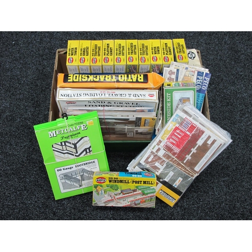 808 - A Quantity of OO/HO Scale Plastic and Card Lineside Buildings and Accessories Kits by Airfix, Superq... 