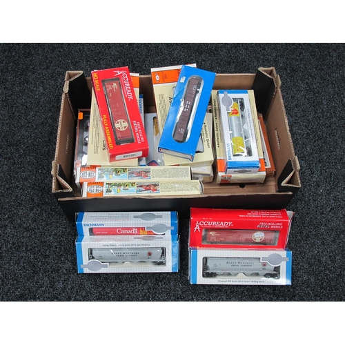 855 - Twenty HO Gauge Outline American Rolling Stock Items by Con-Cor, Bachmann and other, boxed.