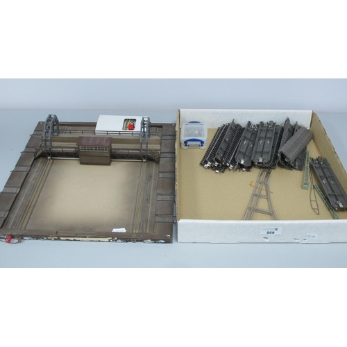 959 - A Marklin #7294 HO Gauge Remote Control Transfer Table, together with a small quantity of track and ... 