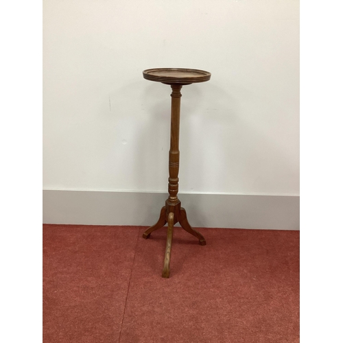 1534 - Alan 'Acornman' Grainger Walnut Jardiniére Stand, with circular top and turned pedestal on shaped su... 