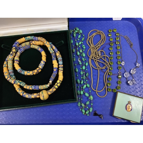 11 - A Small Collection of Vintage Jewellery, to include faceted green glass riviera necklace, Art Deco s... 