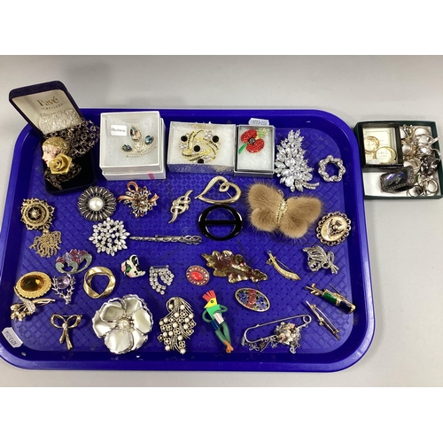 27 - An Assortment of Modern Brooches, to include diamanté poppy, gilt tone novelty design, imitation pea... 