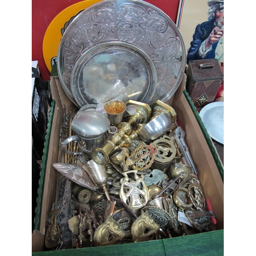 1012 - A large collection of brass ware to include doorknockers, weights, horse brasses, candlesticks, toas... 