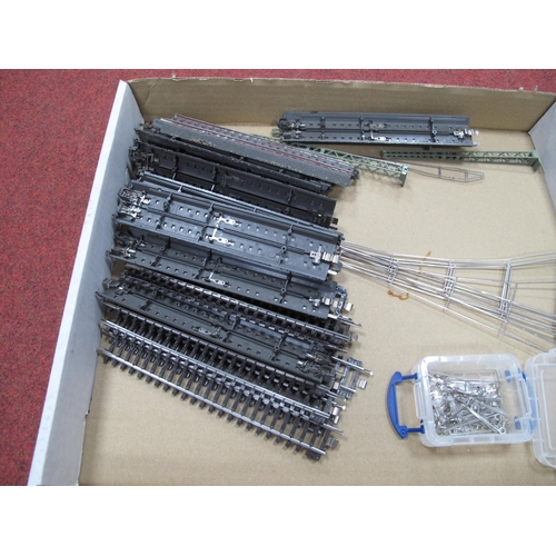 959 - A Marklin #7294 HO Gauge Remote Control Transfer Table, together with a small quantity of track and ... 