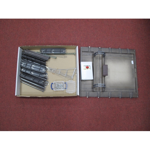 959 - A Marklin #7294 HO Gauge Remote Control Transfer Table, together with a small quantity of track and ... 