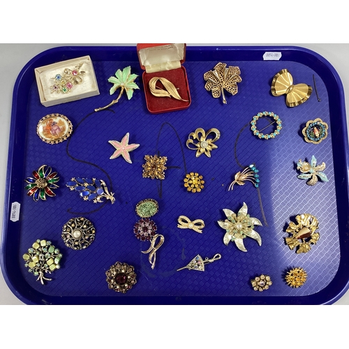 32 - An Assortment of Brooches, to include gilt tone bow, diamanté set flowerhead, enamel overlay, Sarah ... 