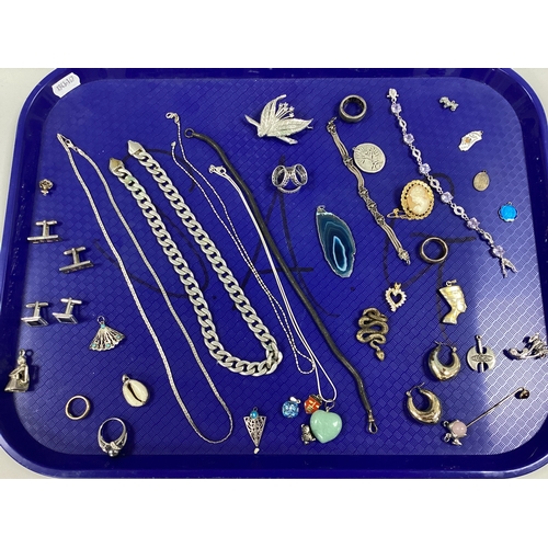 33 - An Assortment of Costume Jewellery, to include curb link chain (lacking clasp), imitation pearl bead... 