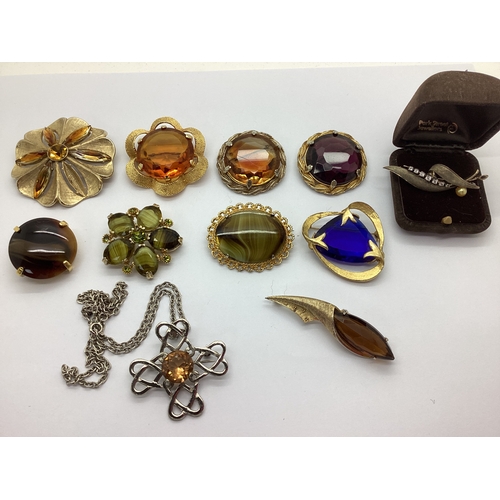 41 - A Collection of Brooches, to include agate glass set gilt tone brooch, signed Sphinx, oversized stat... 