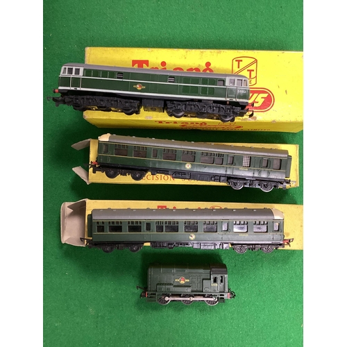 539 - A Triang T.T. Gauge Class 104 D.M.U BR green Ref T.190 Power Car and Ref T.136 Trailer, both boxed; ... 