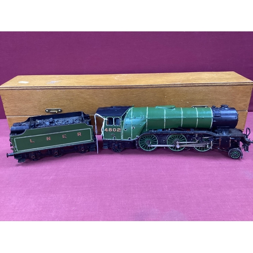 595 - An 'O' Gauge/7mm Brass Kit Built Class V2 2-6-2 Steam Locomotive with Six Wheel Tender, L.N.E.R gree... 