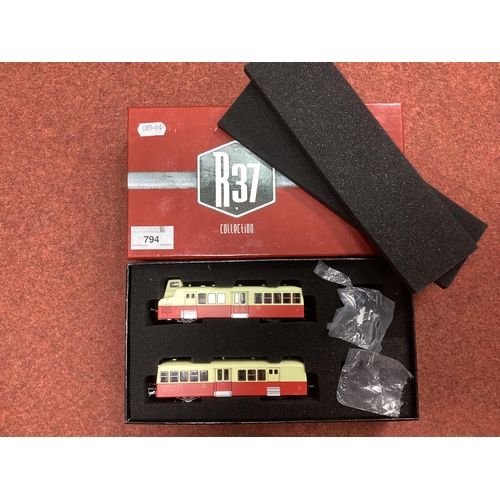A R37 Collection Ref R37-HO41006C HO Gauge Continental two coach set ...