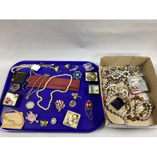 176 - Assorted Costume Jewellery, including imitation pearls, assorted costume brooches, gilt metal chains... 