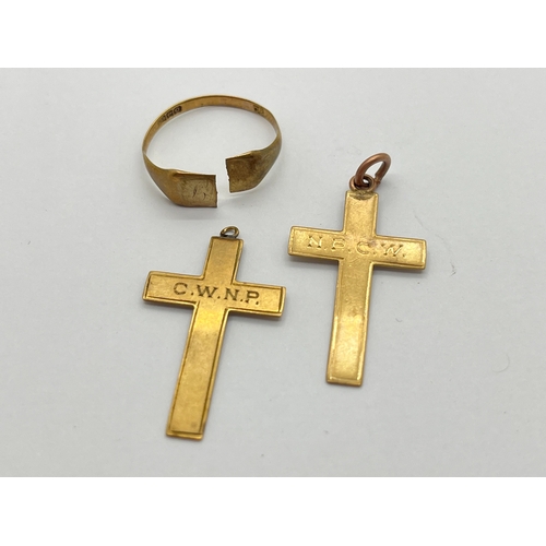 51 - A 9ct Gold Signet Ring, (damages), together with two cross pendants stamped 