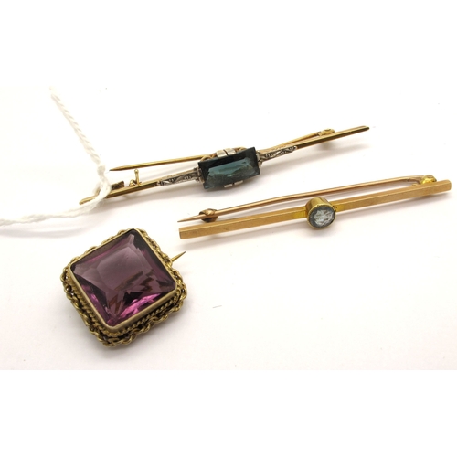 126 - An Art Deco Style Bar Brooch, rectangular set to the centre, between two tone textured shoulders and... 