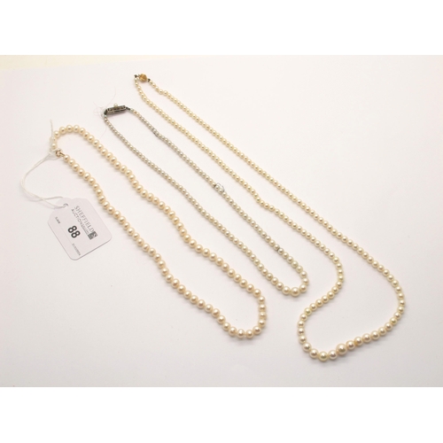 88 - A Graduated Single Strand Pearl Bead Necklace, to textured ball clasp stamped 