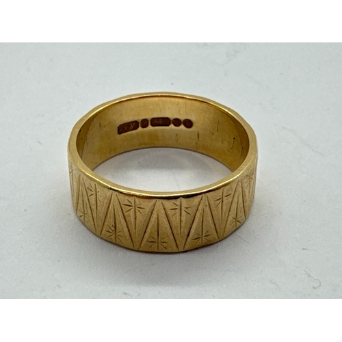 107 - A 9ct Gold Band Ring, of allover zigzag design with starburst decoration (finger size M1/2) (4.1gram... 