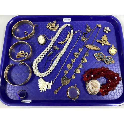 252 - A Collection of Vintage and Later Jewellery, including a mother of pearl beaded necklace, cameo clas... 