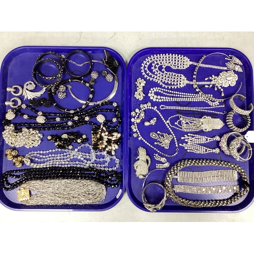 257 - An Assortment of Costume Jewellery, to include diamanté set collarette necklace, statement fringed e... 