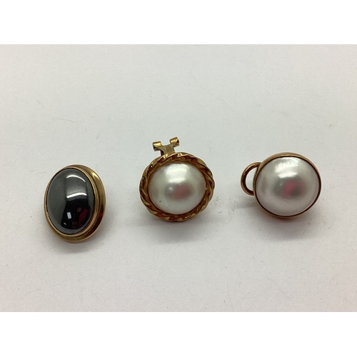 39 - Three 9ct Gold Single/Odd Earrings, including mabe pearl set within twisted surround, oval collet se... 