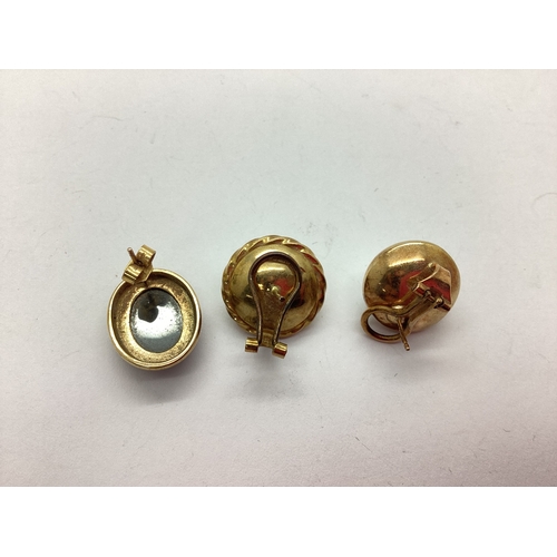 39 - Three 9ct Gold Single/Odd Earrings, including mabe pearl set within twisted surround, oval collet se... 