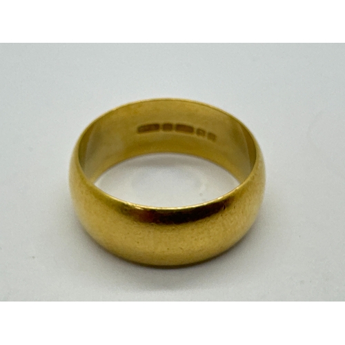 94 - An 18ct Gold Plain Wedding Band Ring, (finger size O) (7.1grams).