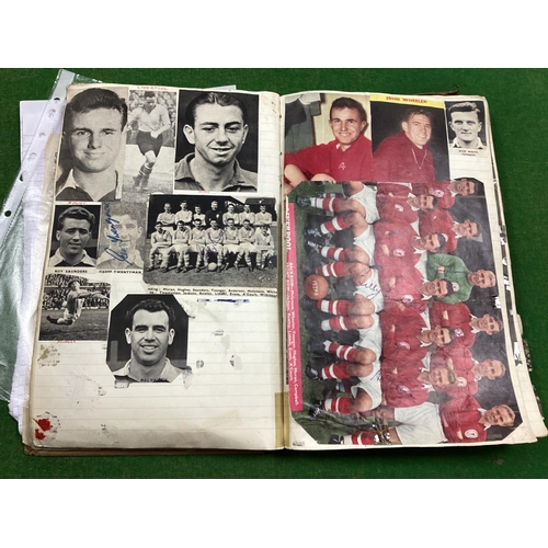 583 - Autographs 1950s and 60s Huge Quantity - approximately 1200, including John Charles, Jackie and Bobb... 