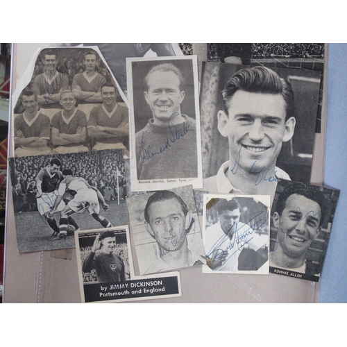 578 - Autographs - George Hardwick, Jimmy Hagan, Ken Barnes, Stanley Matthews, Ian Moore, Derek Dougan, Al... 