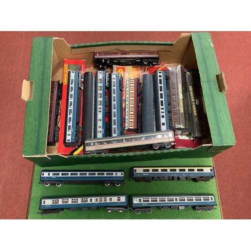 366 - A Quantity of Trix Twin OO Gauge American Rolling Stock both coaches and wagons, mainly boxed, playw... 