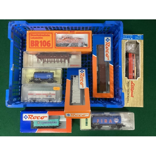 631 - A quantity of HO scale European outline freight rolling stock by Roco, Fleischmann and others, toget... 