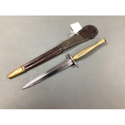 496 - WWII Wilkinson Sword 2nd Pattern Fairbairn Sykes Fighting Knife with Brass Knurled Grip, leather she... 