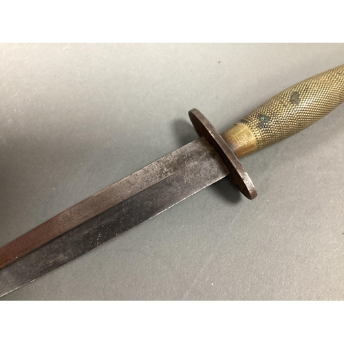 497 - WWII Wilkinson Sword 2nd Pattern Fairbairn Sykes Fighting Knife, with brass knurled grip, leather sh... 