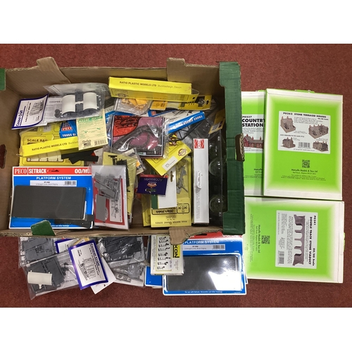 45 - A Quantity of OO/HO Scale Plastic And Cardboard Kits by Peco, Ratio, Metcalfe and other including Bu... 