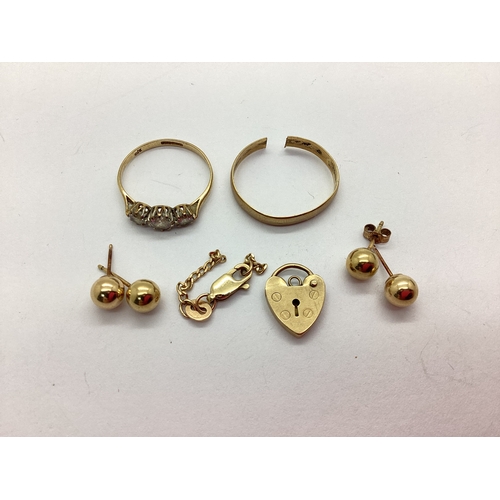 121 - A 9ct Gold CZ Set Ring (finger size O), a 9ct gold wedding band (cut), a 9ct padlock clasp, two pair... 