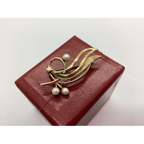 159 - A 9ct Gold Freshwater Pearl Bead Set Brooch, of abstract foliage design with partially textured fini... 