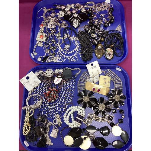 219 - An Assortment of Costume Jewellery, to include statement flowerhead necklace, diamanté and imitation... 