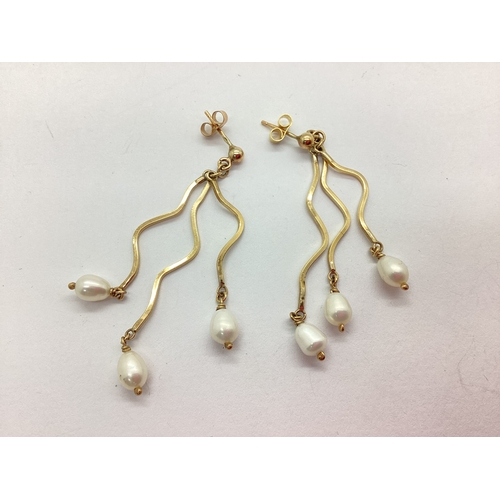 89 - A Pair of Modern 9ct Gold Drop Earrings, each graduated drop suspending a freshwater pearl (4.8grams... 