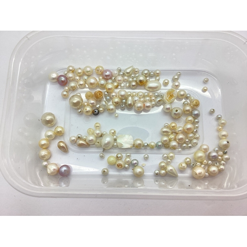 109 - A Collection of Loose Beads, including freshwater pearl beads and imitation pearl beads.