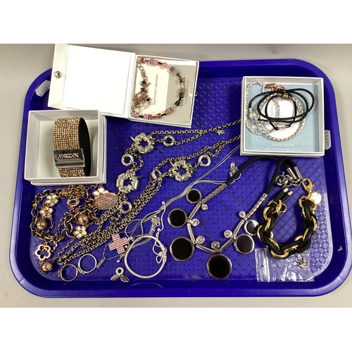 190 - An Assortment of Modern Jewellery, to include Pandora Slider Snake Chain bracelet, Pandora Daisy rin... 