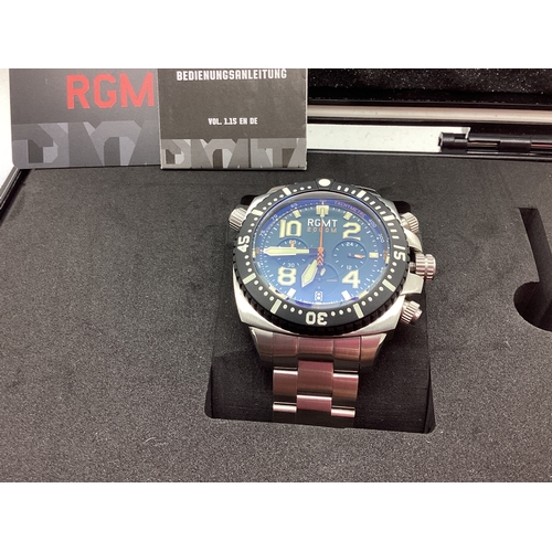 201 - RGMT; 2000M Gent's Quartz Wristwatch, the signed dial with three subsidiary dials, date aperture win... 