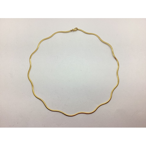 62 - A 9ct Gold Modern Wavy Flat Link Collarette Necklace, 42cm long (5.6grams).