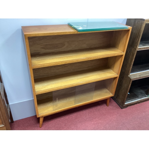 1512 - XX Century Oak Bookcase, with sliding glass doors on splayed feet. 92cms wide.