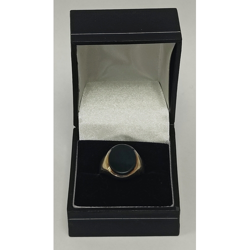 43 - A 9ct Gold Bloodstone Inset Signet Style Ring, (finger size O).