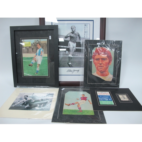 1005 - Football Autographs - Alex Young, Bryan Douglas, Tom Finney, Alan Ball, Nat Lofthouse, Jimmy Mcllroy... 