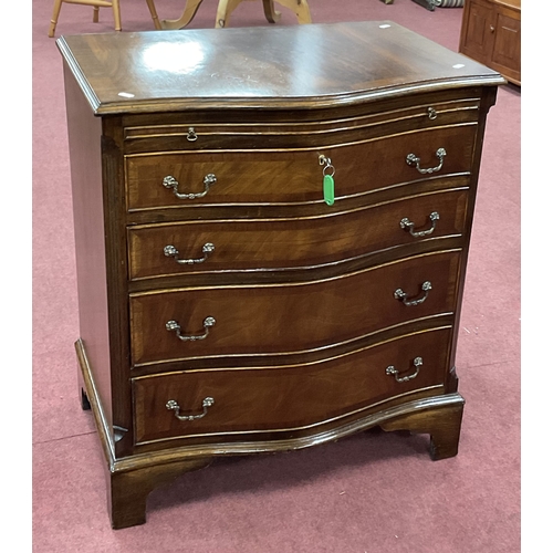 1577 - XX Century Mahogany Serpentine Shaped Chest of Drawers, with a crossbanded top, brushing slide, four... 