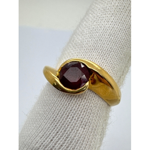 280 - An 18ct Gold Single Stone Set Crossover Ring, stone set within sinuous crossover setting, between ta... 