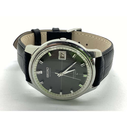 323 - Seiko; A 7625-8043 Sportsmatic Automatic Gent's Wristwatch, the signed dial with block markers, cent... 