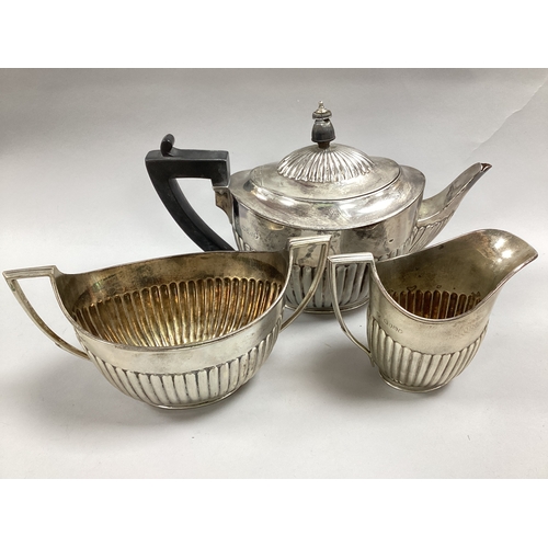 41 - Walter & John Barnard; A Victorian Hallmarked Silver Three Piece Teaset, London 1887/1888, comprisin... 